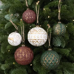 Elegante set di palline di Natale antiche in oro e verde appese a un albero festivo