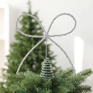 Élégant cimier de sapin de Noël avec nœud en strass argentés et base en spirale décor