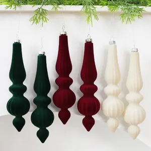 Vue détaillée de six boules de Noël en velours en forme de fleuron en vert, rouge et crème