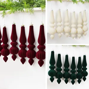 Détail de trois options de couleurs pour ornements de Noël en velours