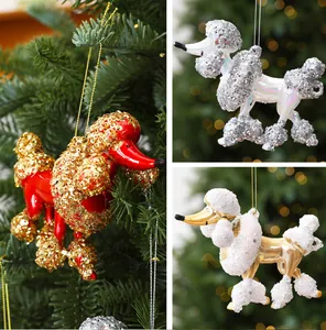 Dettaglio di ornamenti per barboncini con paillettes per decorazioni dell'albero di Natale.