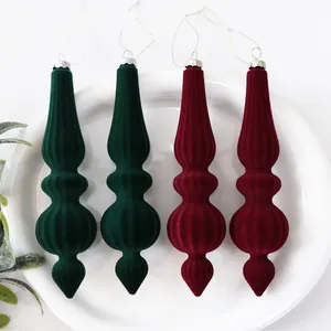 Détail de quatre ornements de Noël en velours à nervures, de couleur verte et bordeaux