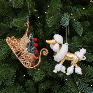 Dettaglio di slitta glitterata e barboncino di paillettes decorazioni per l'albero
