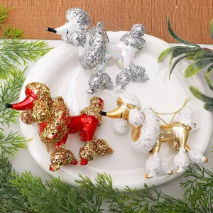 Decorazioni natalizie a forma di barboncino glitterato su piatto bianco con pino.