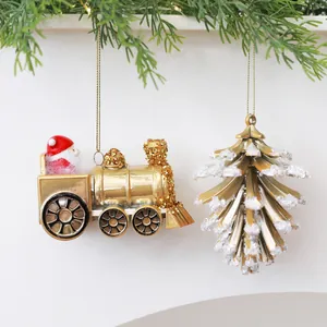 Treno di Natale dorato decorativo con Babbo Natale e ornamenti per alberi innevati