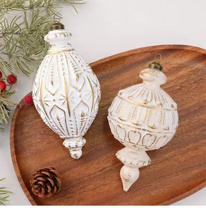 Detailansicht weiß-goldener Weihnachtsanhänger mit geprägten Vintage-Mustern