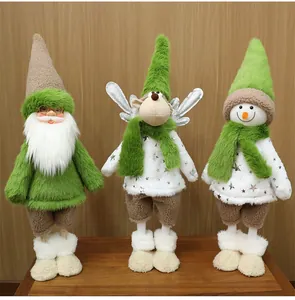 Drie kerstpoppen: Kerstman, rendier en sneeuwpop met groene sjaals voor raamdecoratie