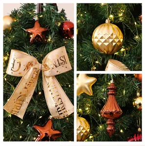 Gedetailleerde macro-weergave van de gouden strik en feestelijke ornamenten op de kerstboom