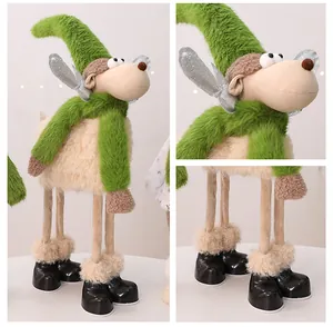 Detailweergaven van pluche kerstrendier met groene sjaal en zilveren vleugels decor
