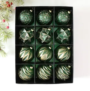 Vista dettagliata del set di 12 palline di Natale vintage verde scuro con glitter oro.