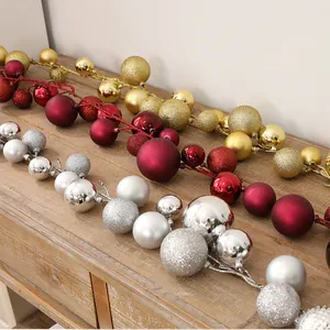 Detailaufnahme der 1,9m langen Weihnachtskugel-Girlanden in glänzendem Rot Gold Silber