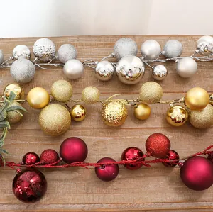 Detaillierte Nahaufnahme von 1,9 m langen Weihnachtskugel Girlanden in Gold und Rot