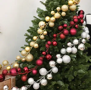 Nahaufnahme von 1,9m langen gold roten und silbernen Weihnachtskugelgirlanden am Baum