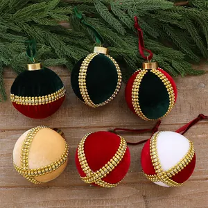Detalle de bolas de Navidad de terciopelo burdeos y verde con ribete de pedrería