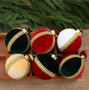 Vista detallada de bolas de Navidad de terciopelo burdeos y verde oscuro con pedrería brillante