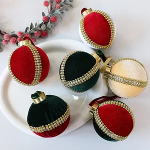 Detalle de lujosas bolas de Navidad de terciopelo con adornos de diamantes de imitación