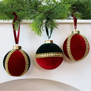 Detalle de bolas de Navidad de terciopelo burdeos y verde con ribete dorado elegante