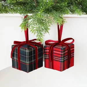 Due decorazioni natalizie a forma di scatola regalo scozzese da 8 cm con nastri in velluto