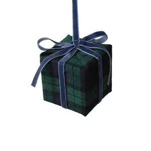 Classico ornamento a scatola regalo di Natale a quadri verdi con nastro di velluto blu