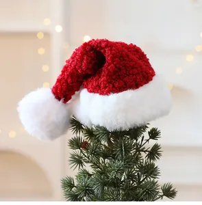 Detailopname van een zachte rood-witte pluche kerstmuts ornament voor de kerstboom
