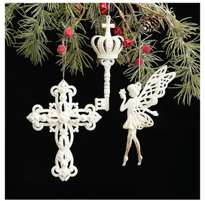 Set de adornos navideños blancos vintage con cruz, llave corona y figuritas de hadas