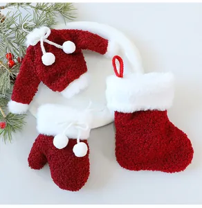 Detail van rood-witte miniatuur kersttrui, kerstmis sok en want van sherpa stof.