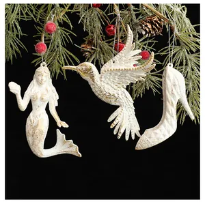 Adornos de Navidad blancos vintage con sirena, pájaro y zapato de tacón.