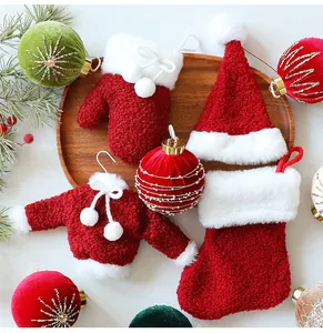 Close-up van rode pluche kerst mini ornamenten met wit imitatiebont op houten dienblad
