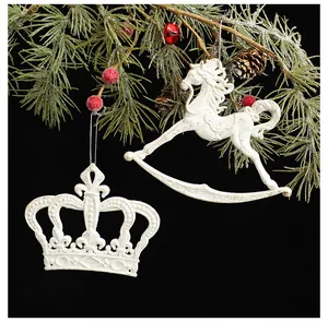 Detalle de corona blanca retro y caballito de madera para colgar en el árbol de Navidad