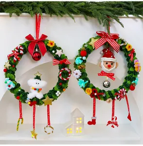 Detalle de coronas de Navidad DIY de chenilla con decoraciones de Papá Noel y muñeco de nieve