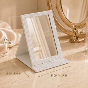 Vue détaillée du miroir de maquillage pliable orné de diamants avec dimensions réelles