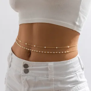 Catenina da corpo dorata a doppio strato con perle bianche per look bikini sexy
