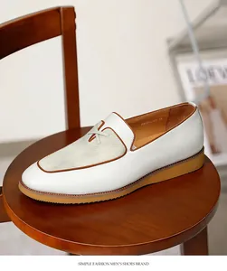 Primo piano del mocassino in pelle bianca con tomaia testurizzata e suola spessa