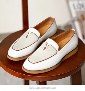 Mocassini da uomo in pelle bianca su uno sgabello di legno, stile casual