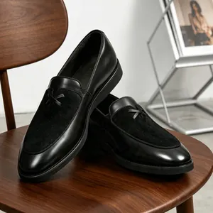 Mocassini neri in pelle da uomo con tomaia in scamosciato e suola spessa stile business.
