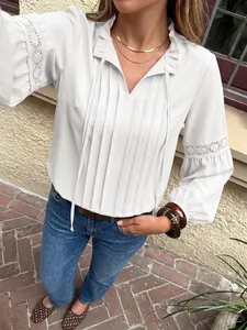 Elegante blusa blanca plisada con mangas de encaje y cuello en V con lazo para mujer