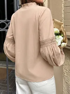 Vista trasera de blusa beige elegante con mangas de encaje y cuello con volantes