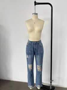 Jean bleu pour femme délavé au sel avec détails déchirés et ourlets effilochés