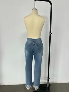 Vue arrière d'un jean bleu pour femme avec des ourlets déchirés et délavage moustaches