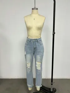 Vue détaillée d'un jean bleu clair déchiré pour femme avec effet délavé et usé
