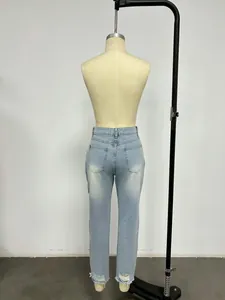 Vue arrière d'un jean bleu clair délavé pour femme avec ourlet déchiré et usé.