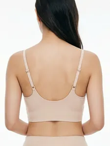 Vista posteriore di un reggiseno senza cuciture color carne con spalline sottili regolabili