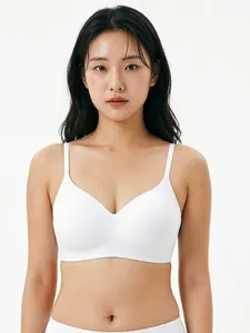 Vista dettagliata di un reggiseno bianco senza cuciture su una modella