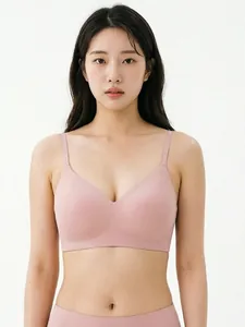 Vista frontale di un reggiseno rosa senza cuciture e senza ferretto su modella asiatica