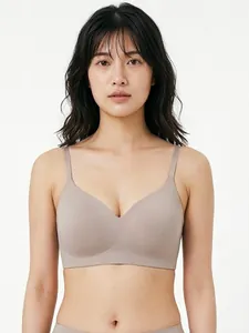 Dettaglio di un reggiseno senza cuciture color carne con supporto morbido e imbottitura