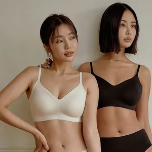 Due donne che indossano comodi reggiseni push-up senza cuciture nei colori nero e bianco.