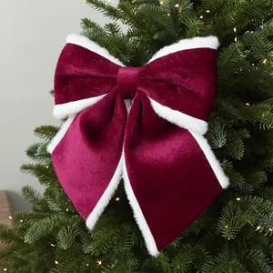 Grote bordeauxrode fluwelen kerstboomstrik met een witte rand van luxe imitatiebont.
