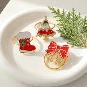 Festliche Serviettenringe mit Weihnachtsbaum, Socke und Schleife für die Tischdeko.