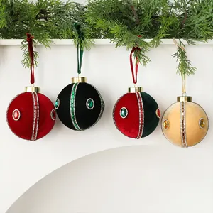 Eleganti palline di Natale in velluto con strass e gemme su una ghirlanda di pino