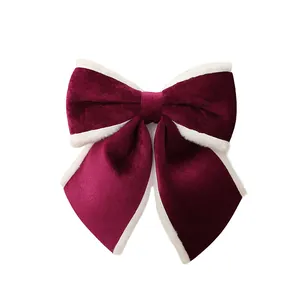 Elegante bordeauxrode fluwelen strik met witte bontrand voor kerstboomversiering